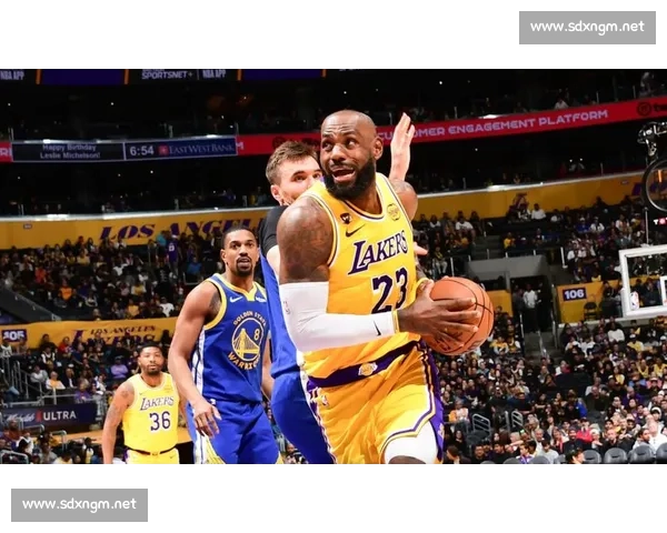 湖人主场迎战热火焦点之夜明星对决引爆全场期待季后赛氛围浓厚